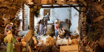 La Basílica de la Virgen bendice e inaugura su Belén, con figuras de más de cien años de antigüedad