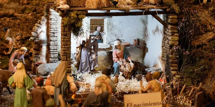 La Basílica de la Virgen bendice e inaugura su Belén, con figuras de más de cien años de antigüedad 1 La Basílica de la Virgen bendice e inaugura su Belén, con figuras de más de cien años de antigüedad