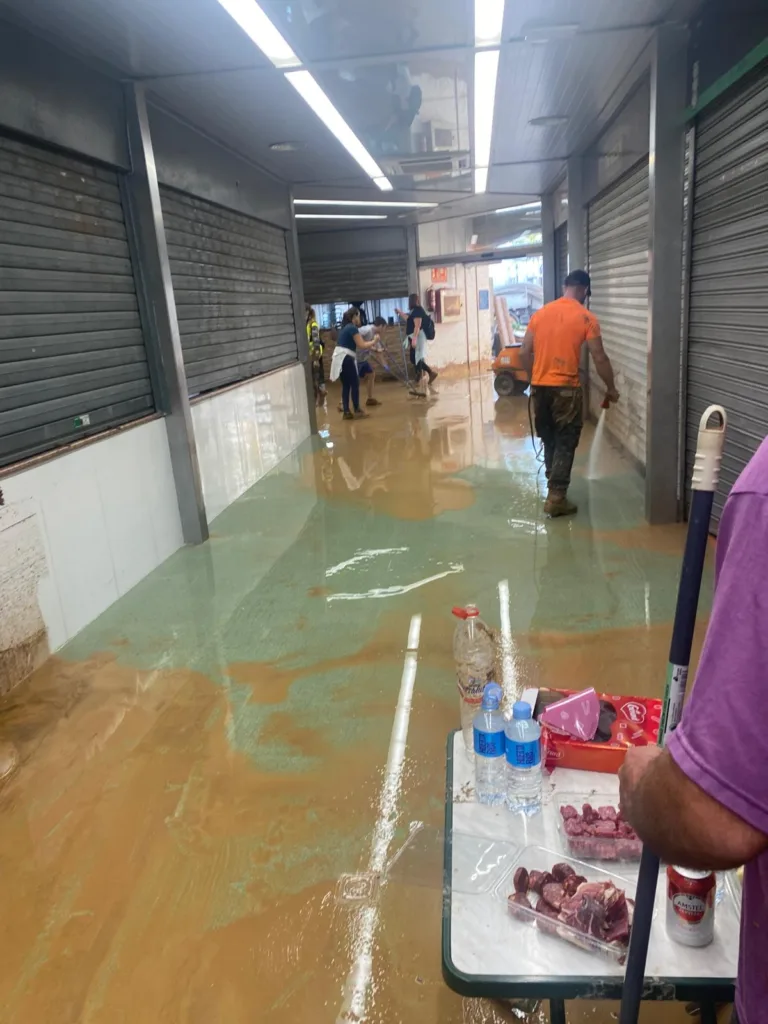 El Mercado Central impulsa una campaña solidaria para apoyar a las localidades afectadas por la DANA 2 Campana deshumidificador 1