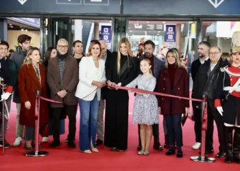 Las Falleras Mayores de Valencia inauguran Expojove