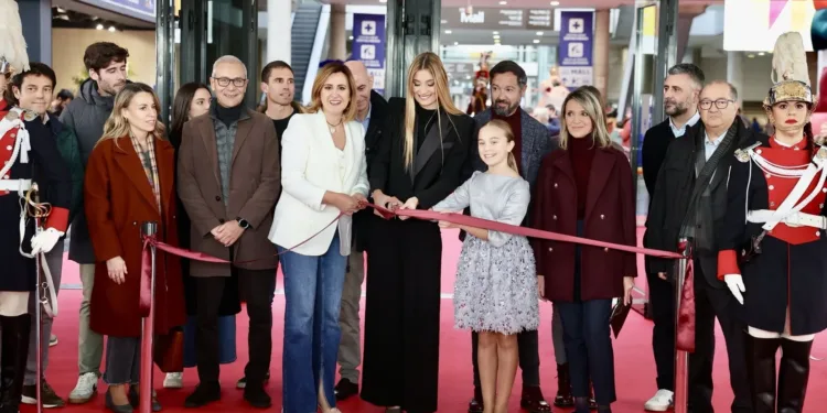 Las Falleras Mayores de Valencia inauguran Expojove 1 Las Falleras Mayores de Valencia inauguran Expojove