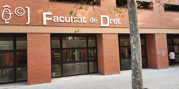 La Universitat de Valéncia entre los cien mejores centros de enseñanza superior del mundo 1 La Universitat de Valéncia entre los cien mejores centros de enseñanza superior del mundo