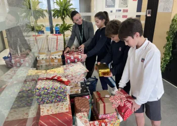 Alumnos de Valencia preparan cajas de regalos solidarias para los afectados por la DANA