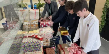 Alumnos de Valencia preparan cajas de regalos solidarias para los afectados por la DANA