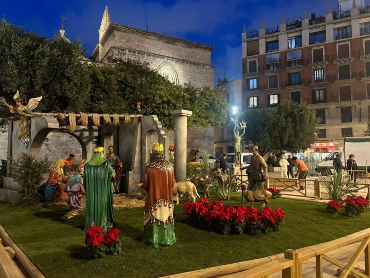 Un belén con voluntarios de la #DANA y estrellas para la esperanza. Así ha sido la inauguración de la navidad en Valencia