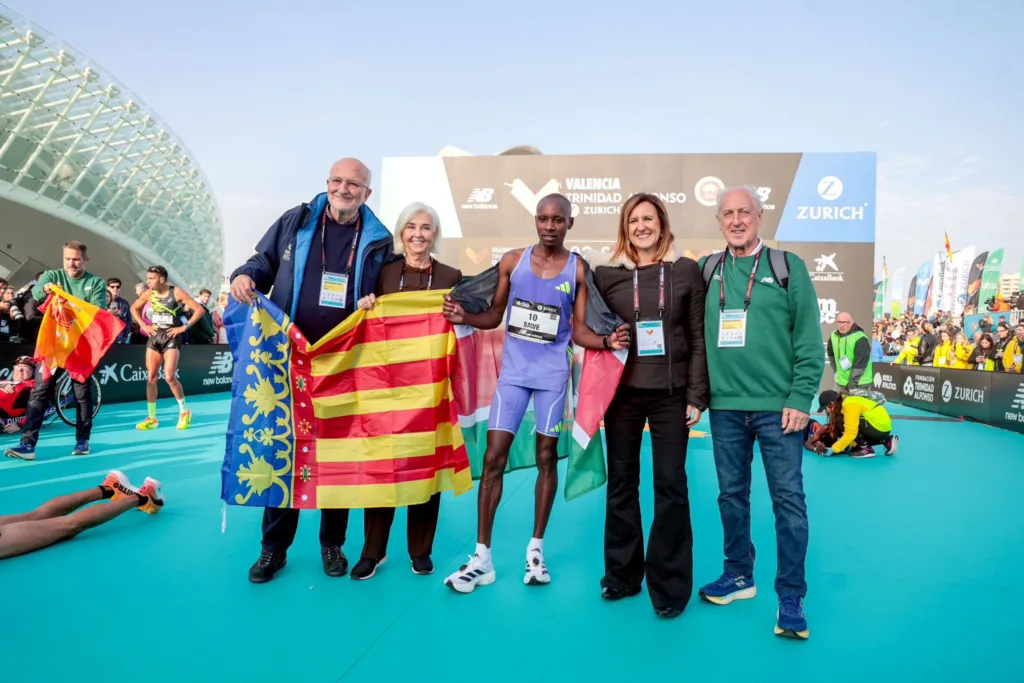 Sebastian Sawe consigue la mejor marca mundial del año (2:02:05) en el Maratón de Valencia más emotivo 3 GdtvzsiXEAAFKOO
