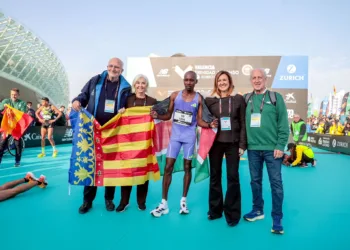 Sebastian Sawe consigue la mejor marca mundial del año (2:02:05) en el Maratón de Valencia más emotivo