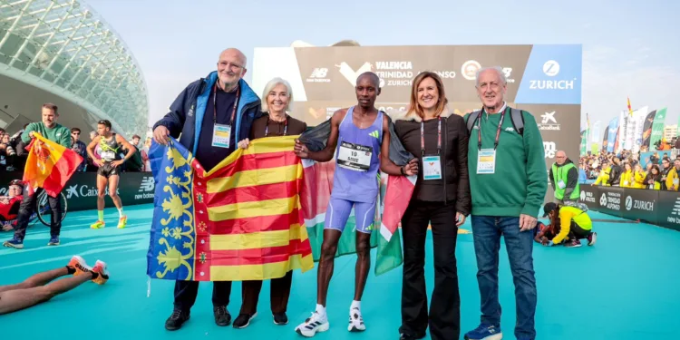 Sebastian Sawe consigue la mejor marca mundial del año (2:02:05) en el Maratón de Valencia más emotivo 1 Sebastian Sawe consigue la mejor marca mundial del año (2:02:05) en el Maratón de Valencia más emotivo