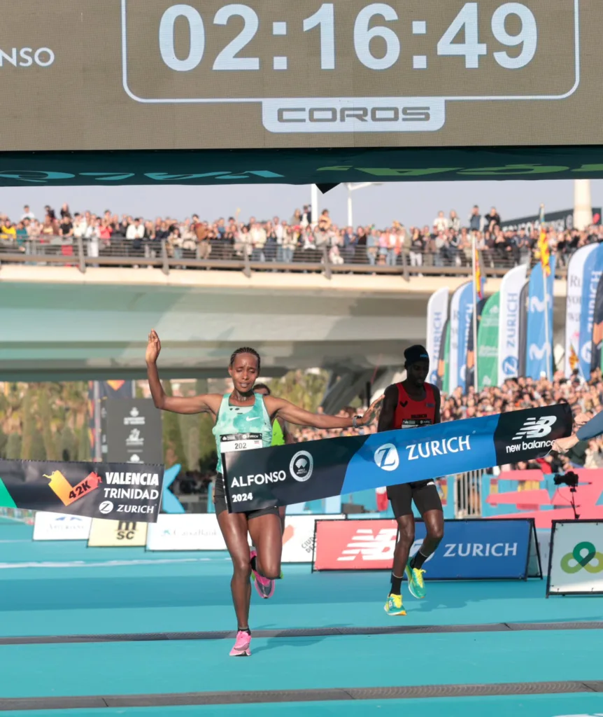 Sebastian Sawe consigue la mejor marca mundial del año (2:02:05) en el Maratón de Valencia más emotivo 4 GdtvzxtWMAAylLj