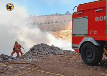 Incendio en la Cantera de Alberich, utilizada como vertedero para restos de la #DANA