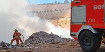 Incendio en la Cantera de Alberich, utilizada como vertedero para restos de la #DANA