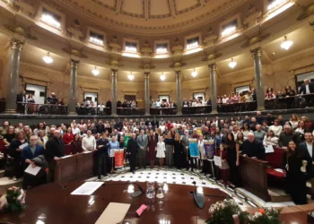 Lo Rat Penat ha entregat els Premis de les Creus de Maig del 2024 en un Hemicicle de l’Ajuntament completament ple