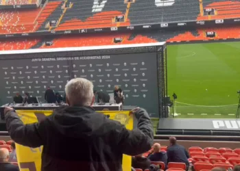 Protestas y caos: el Valencia CF suspende su Junta General Ordinaria de Accionistas en Mestalla