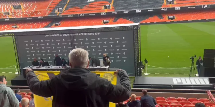 Protestas y caos: el Valencia CF suspende su Junta General Ordinaria de Accionistas en Mestalla 1 Protestas y caos: el Valencia CF suspende su Junta General Ordinaria de Accionistas en Mestalla