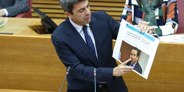 Mazón anuncia nuevas ayudas de 250 millones de euros para otorgar 2.500 euros a cada afectado que haya perdido su vehículo 1 Mazón anuncia una nueva línea de ayudas de 250 millones de euros para otorgar 2.500 euros a cada afectado que haya perdido su vehículo