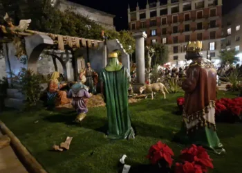 La magia de la Navidad ilumina Valencia con luces, árboles y flores