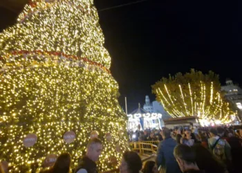 La magia de la Navidad ilumina Valencia con luces, árboles y flores