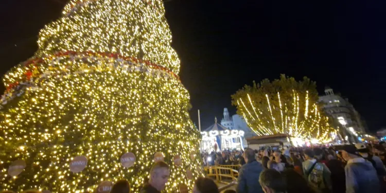 La magia de la Navidad ilumina Valencia con luces, árboles y flores