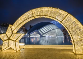 Mercado de Navidad de la Ciutat de les Arts i les Ciències en el paseo de arbotantes hasta el 6 de enero