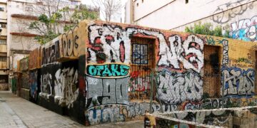 El refugio de la calle Espada sigue abandonado y lleno de pintadas