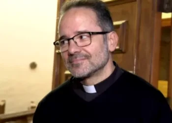 El cura con más flow de Paiporta: Bendiciones con rimas y beats divinos