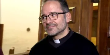 El cura con más flow de Paiporta: Bendiciones con rimas y beats divinos