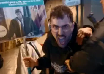 Vídeo entrevista a Marcos: ‘No soy ni de izquierdas ni de derechas, soy de Paiporta’ – Belén golpeada con una bandera, insultada y tirada del pelo