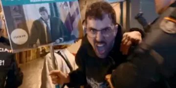 Vídeo entrevista a Marcos: ‘No soy ni de izquierdas ni de derechas, soy de Paiporta’ – Belén golpeada con una bandera, insultada y tirada del pelo