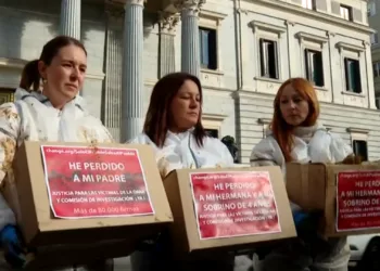 Familiares de víctimas de la DANA exigen justicia y solicitan una investigación en el Congreso 3 Familiares de víctimas de la DANA exigen justicia y solicitan una investigación en el Congreso