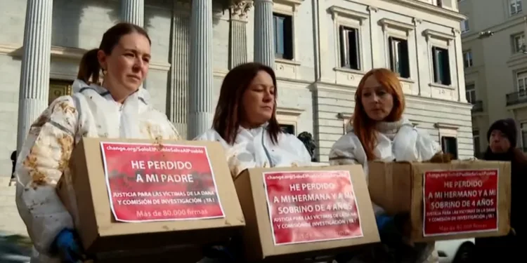 Familiares de víctimas de la DANA exigen justicia y solicitan una investigación en el Congreso 1 Familiares de víctimas de la DANA exigen justicia y solicitan una investigación en el Congreso