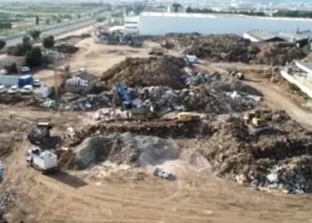 La DANA deja una “Muralla China” de residuos en Valencia: 350.000 toneladas y 120.000 vehículos desechados 1 La DANA deja una “Muralla China” de residuos en Valencia: 350.000 toneladas y 120.000 vehículos desechados