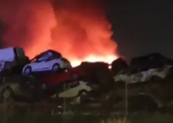 Incendio en un vertedero de coches en Catarroja: caos ambiental y riesgos para la salud