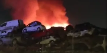 Incendio en un vertedero de coches en Catarroja: caos ambiental y riesgos para la salud