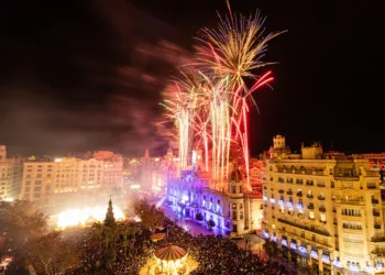 Valencia celebra la Nochevieja con el disparo de 4 castillos de fuegos artificiales uno desde la terraza del Ayuntamiento