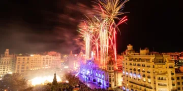 Valencia celebra la Nochevieja con el disparo de 4 castillos de fuegos artificiales uno desde la terraza del Ayuntamiento