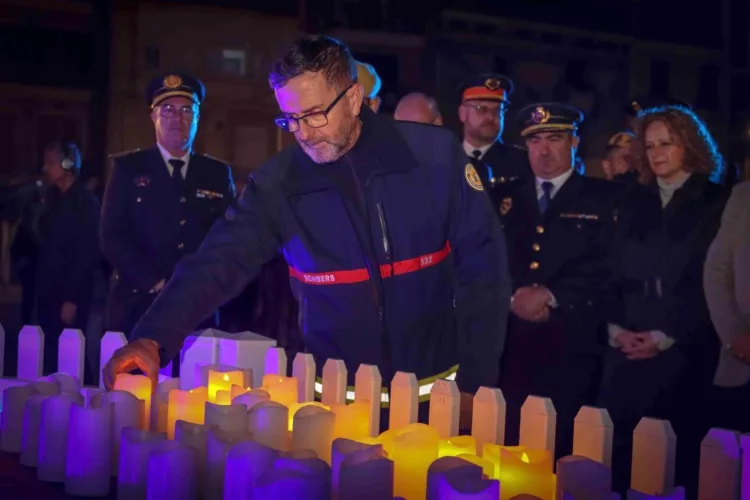 Torrent realiza un homenaje a las víctimas de la DANA en un acto en el que se inicia la Navidad