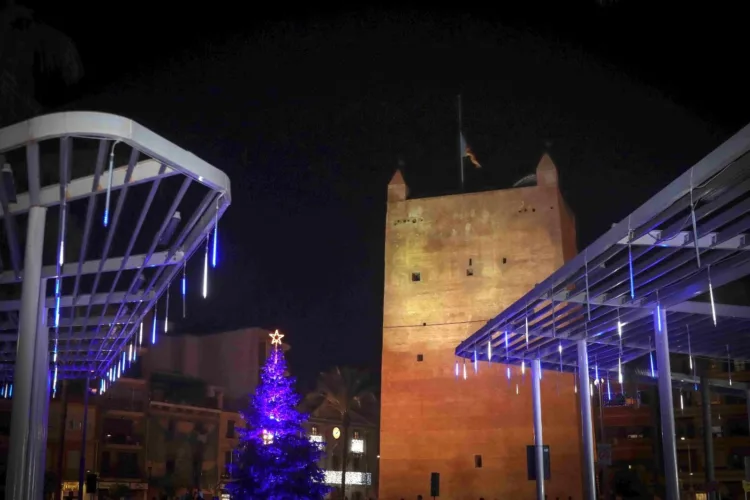 Torrent realiza un homenaje a las víctimas de la DANA en un acto en el que se inicia la Navidad