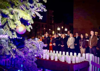 Torrent realiza un homenaje a las víctimas de la DANA en un acto en el que se inicia la Navidad