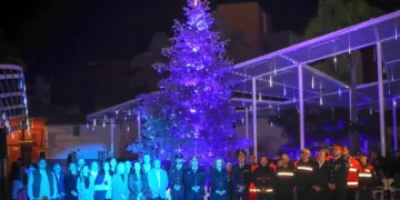 Torrent realiza un homenaje a las víctimas de la DANA en un acto en el que se inicia la Navidad