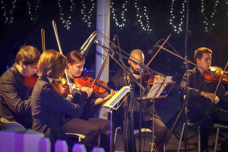 Torrent realiza un homenaje a las víctimas de la DANA en un acto en el que se inicia la Navidad