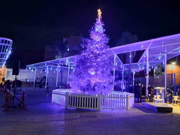Torrent realiza un homenaje a las víctimas de la DANA en un acto en el que se inicia la Navidad