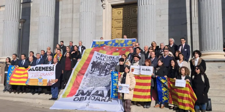 Lo Rat Penat llamenta l'abandó dels valencians per part del molts diputats del Congrés 1 Lo Rat Penat llamenta l'abandó dels valencians per part del molts diputats del Congrés