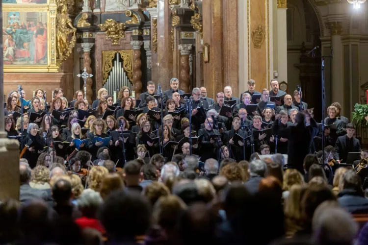 Lo Rat Penat ompli la Catedral de Valencia en el seu concert per als afectats de la #DANA i recauda més de 20.000€
