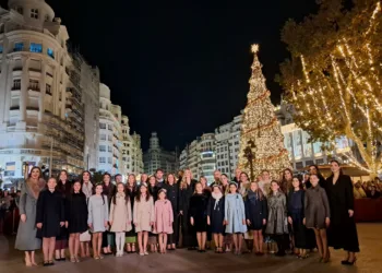 Un belén con voluntarios de la #DANA y estrellas para la esperanza. Así ha sido la inauguración de la navidad en Valencia