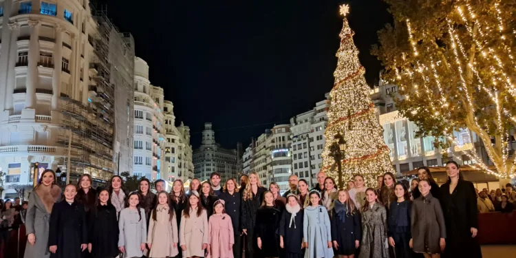 Un belén con voluntarios de la #DANA y estrellas para la esperanza. Así ha sido la inauguración de la navidad en Valencia