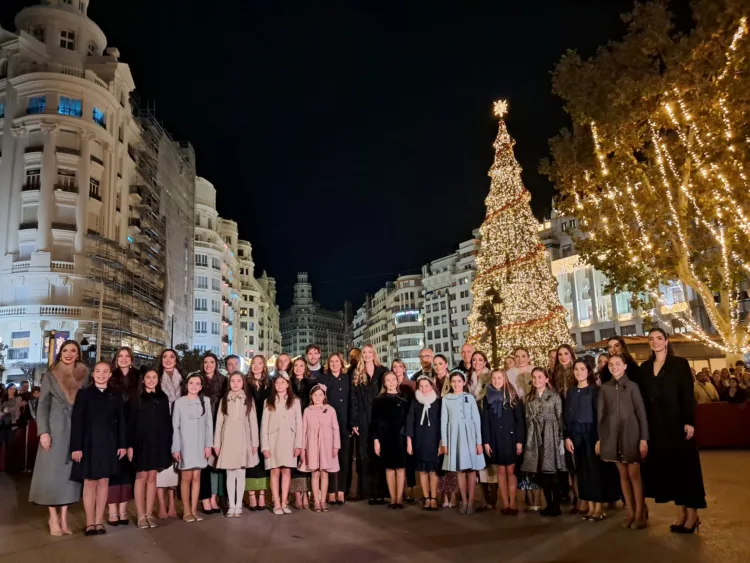 Un belén con voluntarios de la #DANA y estrellas para la esperanza. Así ha sido la inauguración de la navidad en Valencia