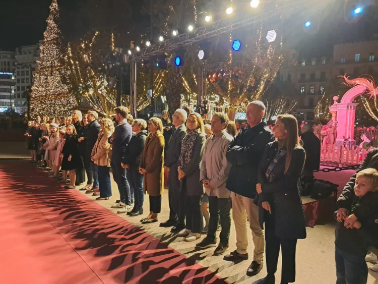 Un belén con voluntarios de la #DANA y estrellas para la esperanza. Así ha sido la inauguración de la navidad en Valencia