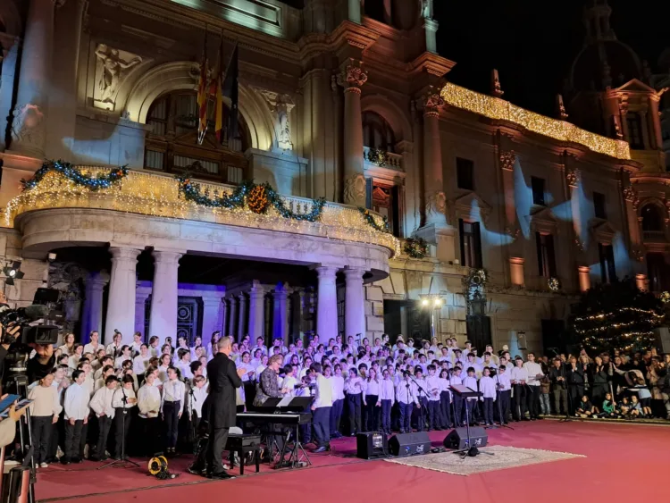 Un belén con voluntarios de la #DANA y estrellas para la esperanza. Así ha sido la inauguración de la navidad en Valencia