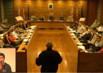 Vecinos del Chenillet de Torrent acuden al Pleno "nos han dicho que vengamos a pedir casas"