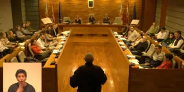 Vecinos del Chenillet de Torrent acuden al Pleno "nos han dicho que vengamos a pedir casas"